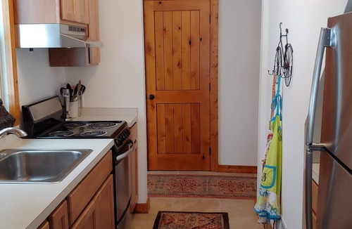 Lake Leelanau House | Need a getaway? Charming Lake Leelanau village cottage