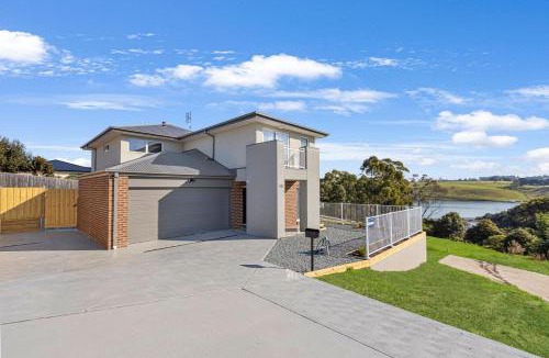 Lakes Entrance House | Nest on Lakeview
