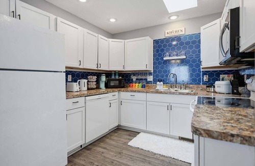 Lansing House | NEW! Bright 4BR Near MSU & Downtown