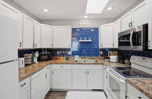 Lansing House | NEW! Bright 4BR Near MSU & Downtown