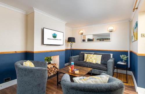 Filton House | NEW Business & Group Stays-Large 4Bedroom-Parking -By FabAccommodation