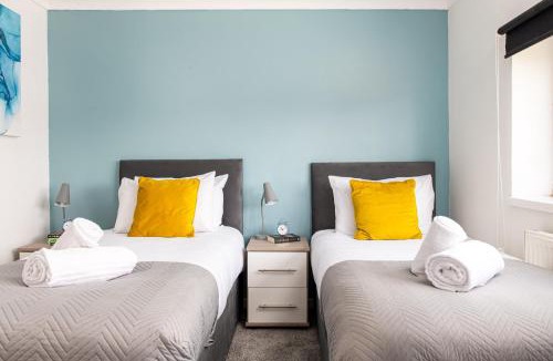 Filton House | NEW Business & Group Stays-Large 4Bedroom-Parking -By FabAccommodation