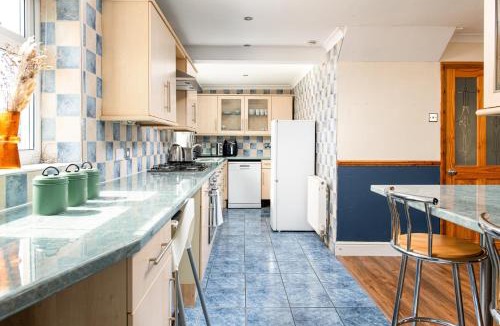 Filton House | NEW Business & Group Stays-Large 4Bedroom-Parking -By FabAccommodation