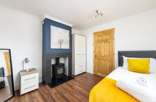 Filton House | NEW Business & Group Stays-Large 4Bedroom-Parking -By FabAccommodation
