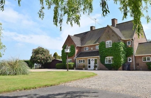 Harvington House | New Inn House Stratford Upon Avon Cotswolds * PRICES NOT LISTED ENQUIRE