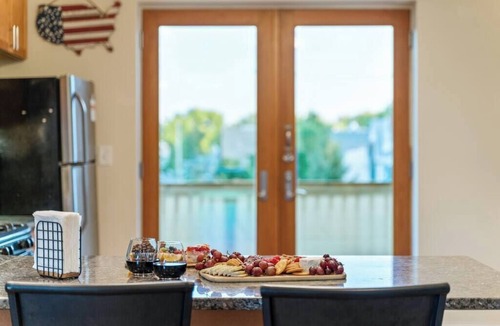 St. Ben's Apartment | NEW Midterm Furnished Rental - 32+Days! - North Center Chicago