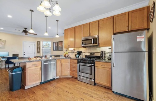 St. Ben's Apartment | NEW Midterm Furnished Rental - 32+Days! - North Center Chicago
