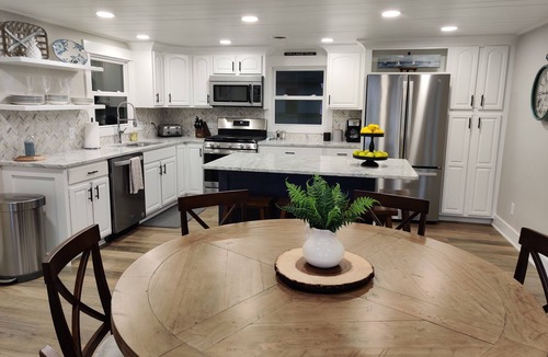 Newaygo House | NEW - Renovated Cottage on Beautiful Bills Lake