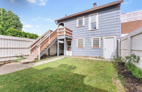 Wyandotte House | NEW Spacious Open Concept Wi-fi 65` TV, Downtown