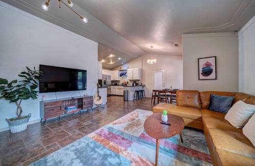 Quail Ridge House | 🏡 *NEW* The Artsy Abode ✨ Hot Tub ♨️ BBQ 🍖Foosball ⚽️