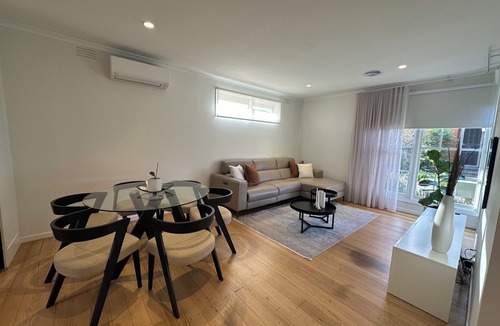 Malvern East House | Newly Renovated Unit in a Charming Location
