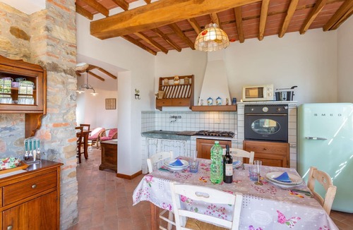 Lucca Villa | Nice apartment in villa with pool, WIFI, TV, patio, pets allowed and panoramic view, close to Lu.
