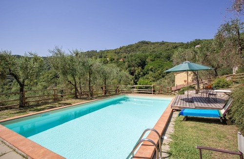 Lucca Villa | Nice apartment in villa with pool, WIFI, TV, patio, pets allowed and panoramic view, close to Lu.
