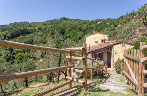 Lucca Villa | Nice apartment in villa with pool, WIFI, TV, patio, pets allowed and panoramic view, close to Lu.