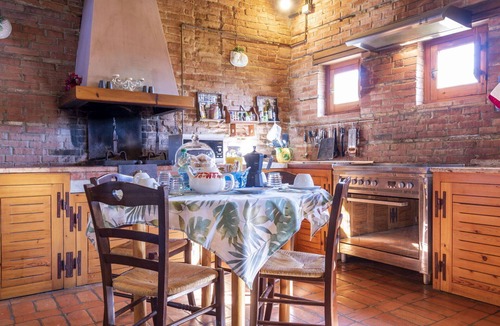 Castiglione del Lago House | Nice apartment in villa for 18 people with hot tub, pool, WIFI, A/C, TV, patio and pets allowed