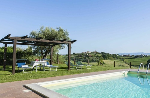 Castiglione del Lago House | Nice apartment in villa for 18 people with hot tub, pool, WIFI, A/C, TV, patio and pets allowed