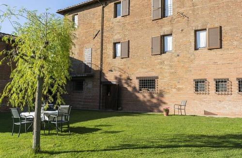 Castiglione del Lago House | Nice apartment in villa for 18 people with hot tub, pool, WIFI, A/C, TV, patio and pets allowed