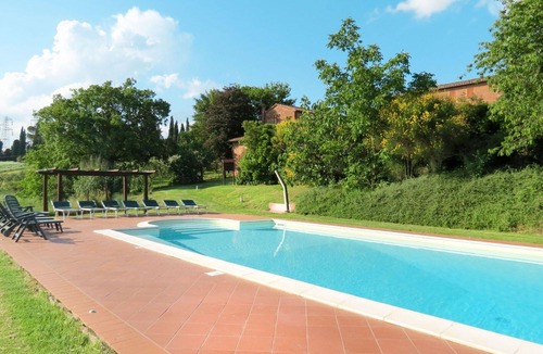 Castiglione del Lago House | Nice apartment in villa for 18 people with hot tub, pool, WIFI, A/C, TV, patio and pets allowed
