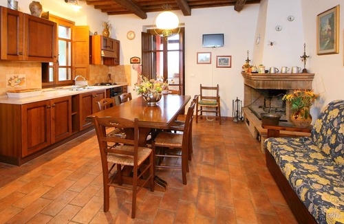 Trevinano Villa | Nice apartment in villa for 6 guests with pool, WIFI, balcony, pets allowed and parking