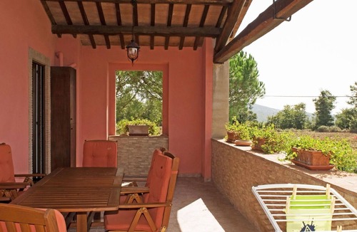Trevinano Villa | Nice apartment in villa for 6 guests with pool, WIFI, balcony, pets allowed and parking