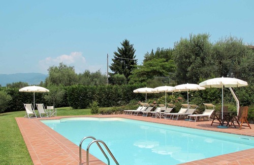 Pescia Villa | Nice apartment in villa for 4 people with pool, WIFI, TV, terrace, pets allowed and panoramic view