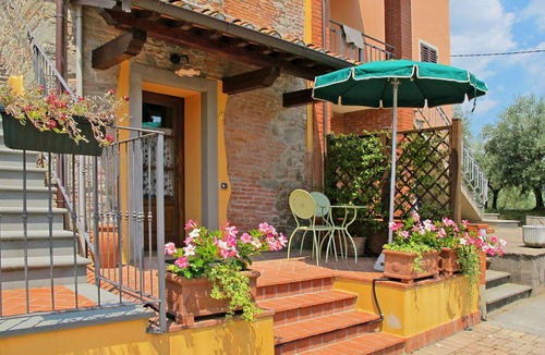 Pescia Villa | Nice apartment in villa for 4 people with pool, WIFI, TV, terrace, pets allowed and panoramic view