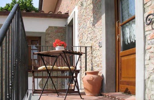 Pescia Villa | Nice apartment in villa for 6 people with pool, WIFI, TV, patio and pets allowed