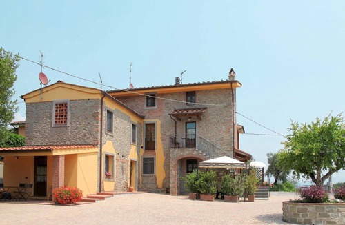 Pescia Villa | Nice apartment in villa for 6 guests with WIFI, pool, TV, terrace, pets allowed and panoramic view