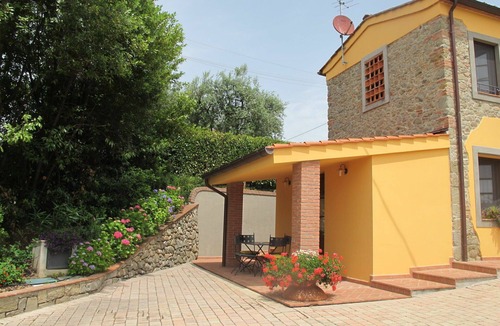 Pescia Villa | Nice apartment in villa for 6 guests with WIFI, pool, TV, terrace, pets allowed and panoramic view