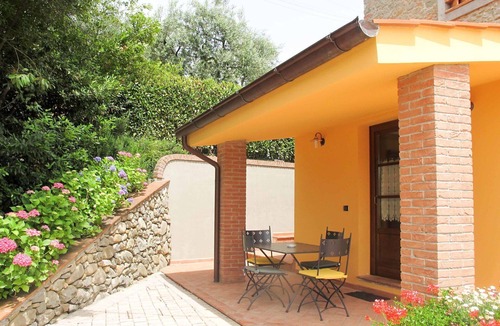 Pescia Villa | Nice apartment in villa for 6 guests with WIFI, pool, TV, terrace, pets allowed and panoramic view