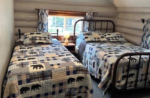 Au Train Cabin | Northwoods Original Log Cabin with beach access