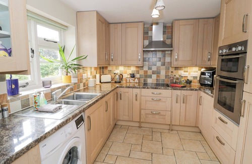 Moreton Cottage | OAK TREE COTTAGE, family friendly, with hot tub in Gloucester