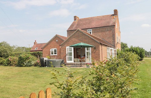 Moreton Cottage | OAK TREE COTTAGE, family friendly, with hot tub in Gloucester