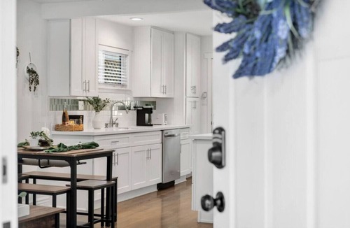 Thousand Oaks House | Oaks Retro Cottage, Jacuzzi, Bistro Patio, Walk to Everything!