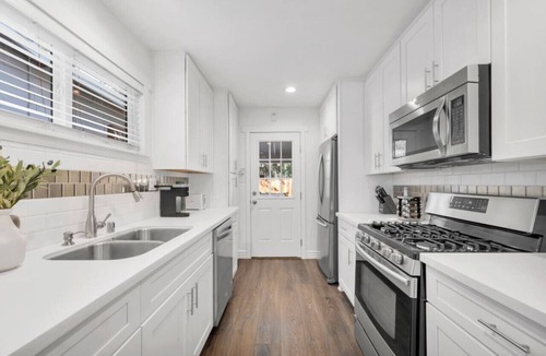 Thousand Oaks House | Oaks Retro Cottage, Jacuzzi, Bistro Patio, Walk to Everything!