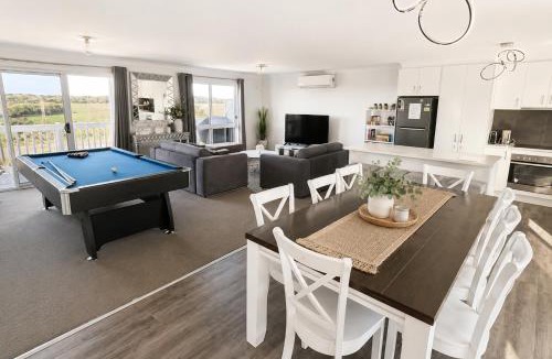 Surf Beach House | Ocean Pearl by Ready Set Stay - BYO LINEN & TOWELS