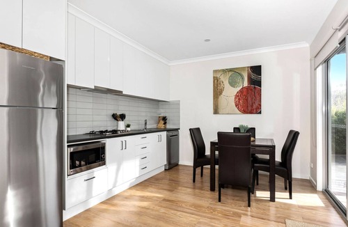 Inverloch House | Ocean views, two-storey large family getaway