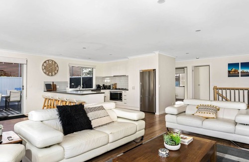 Inverloch House | Ocean views, two-storey large family getaway