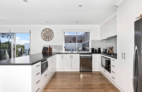 Inverloch House | Ocean views, two-storey large family getaway