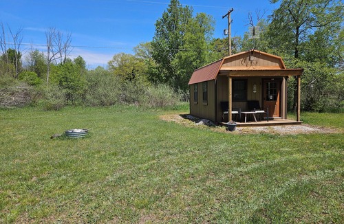 Moorestown Cabin | Off Grid cabin retreat in Falmouth/Merritt perfect for relaxing getaway