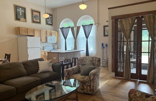 Onondaga House | Old School Vibe Private Apartment