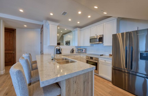 Avalon Condo | PALAZZO DE MARE: Luxury Villa at Hamilton Cove (bottom level), 6 seat cart, AC,