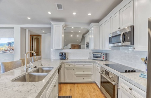Avalon Condo | PALAZZO DE MARE: Luxury Villa at Hamilton Cove (bottom level), 6 seat cart, AC,