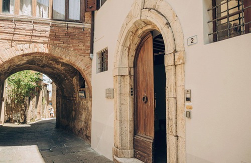 Montalcino House | Palazzo Tamanti - 4 King BR 6 Bath Estate Home in Montalcino Center