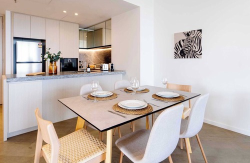 Melbourne Apartment | Panoramic City & Bay Views: Luxury Fawkner Stay