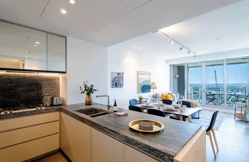 Melbourne Apartment | Panoramic City & Bay Views: Luxury Fawkner Stay