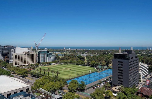 Melbourne Apartment | Panoramic City & Bay Views: Luxury Fawkner Stay
