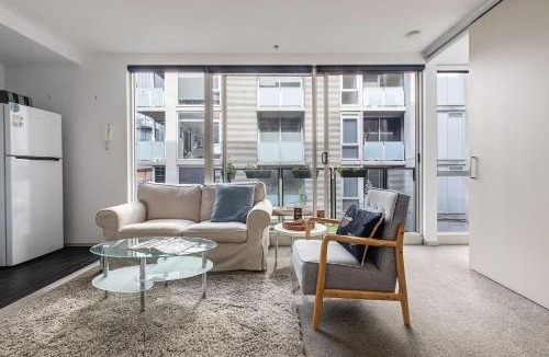 East Melbourne Apartment | Parade Place - A Central Balcony Stay