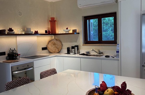 Komboi Villa | Parenthèse enchantée dans une villa chic et élégante face à la mer