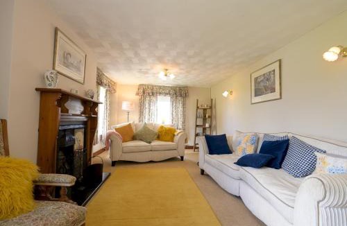 Usk House | Pass the Keys Porth Vaynor Farmhouse and Gardens